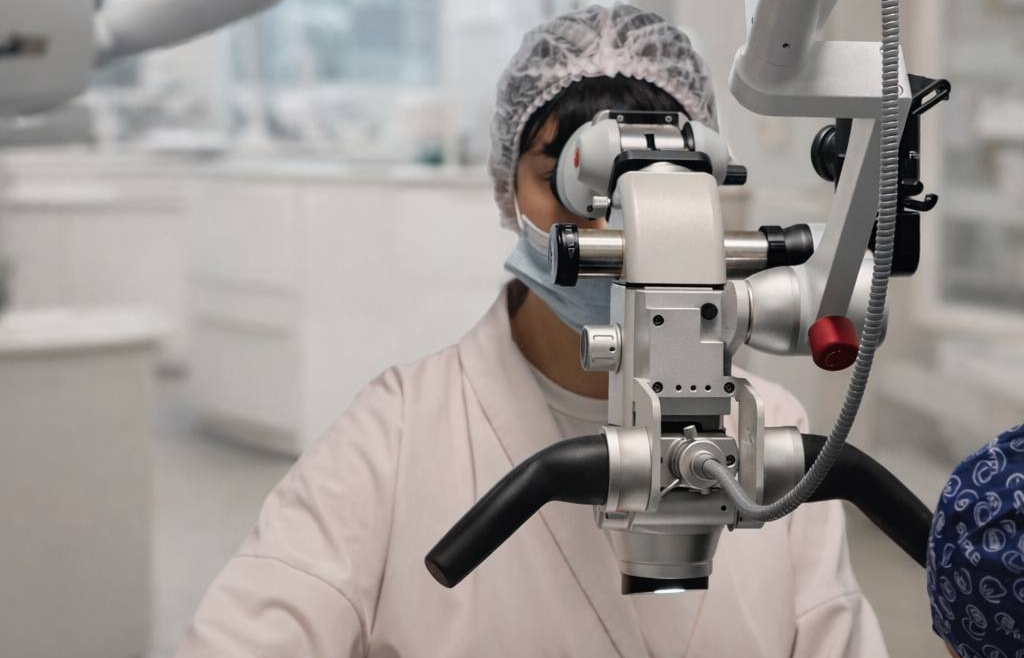 Лікування кореневих каналів під мікроскопом