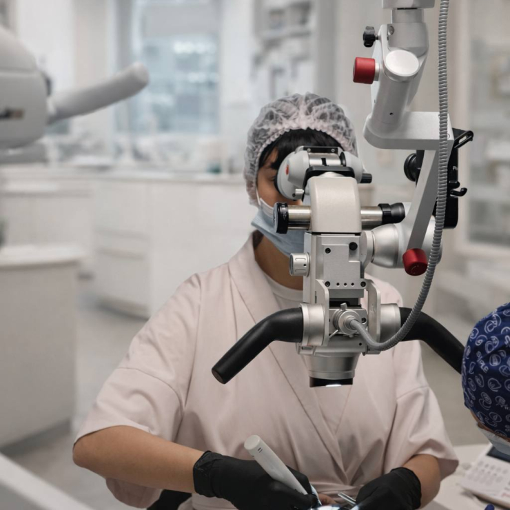 Лікування кореневих каналів під мікроскопом