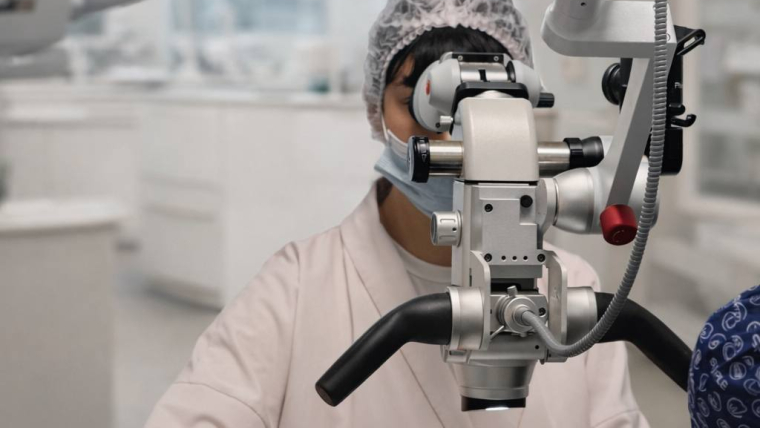 Лікування кореневих каналів під мікроскопом