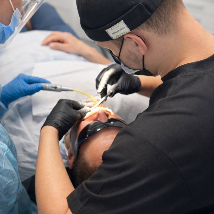 Тимчасові коронки на малантати під час імплантації