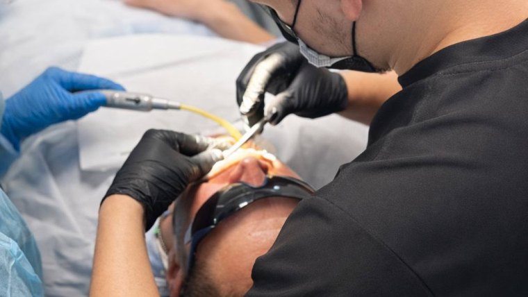 Тимчасові коронки на малантати під час імплантації